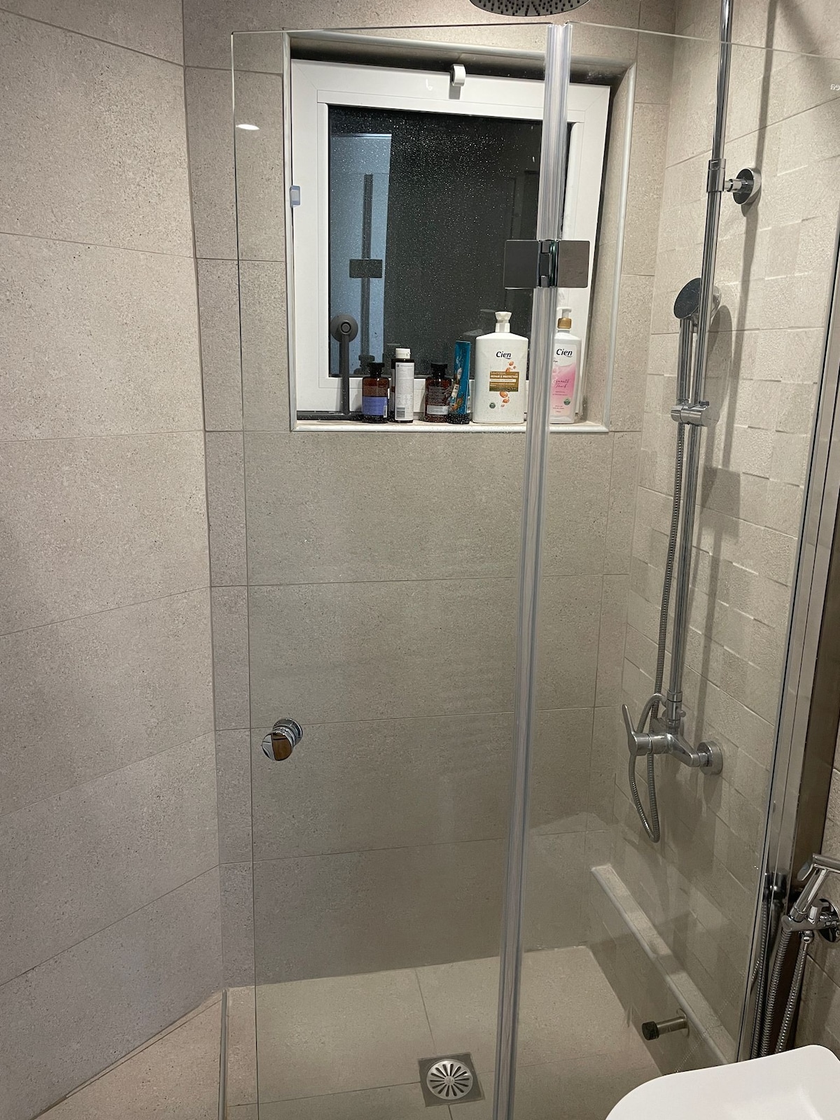 Dusche im Badezimmer