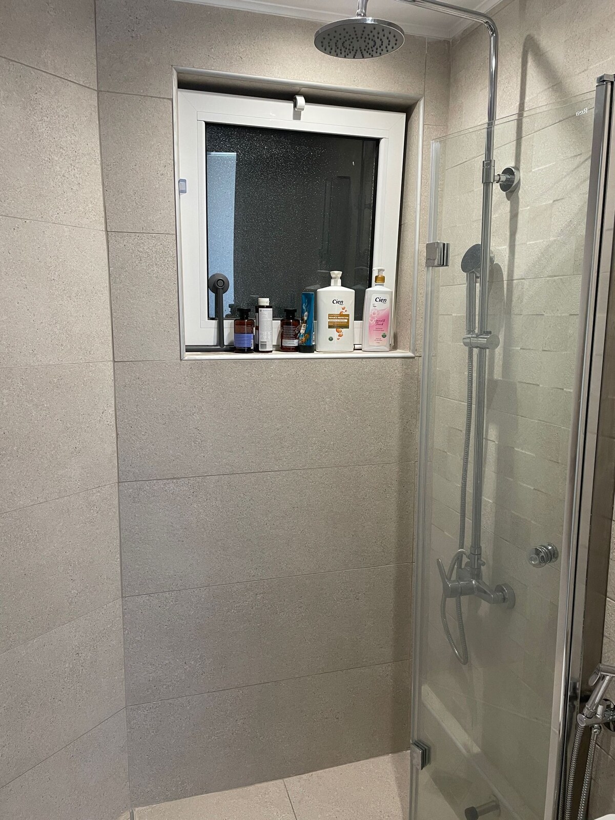 Dusche im Badezimmer