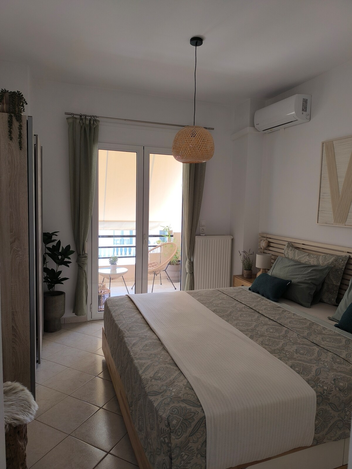 Großes Doppelbett (zu zwei Einzelbetten trennbar) mit Blick auf den Balkon