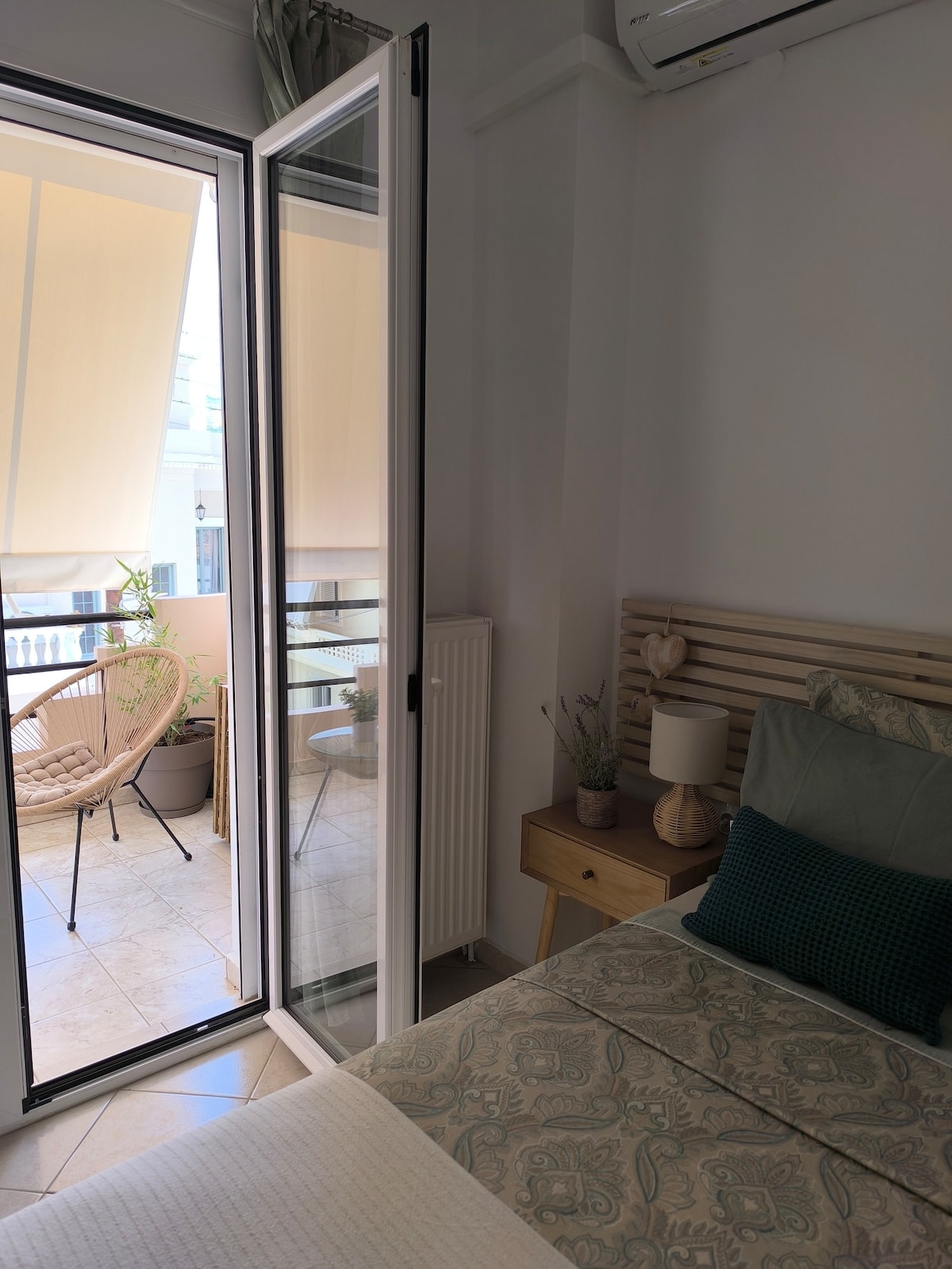 Schlafzimmer mit Blick auf den Balkon