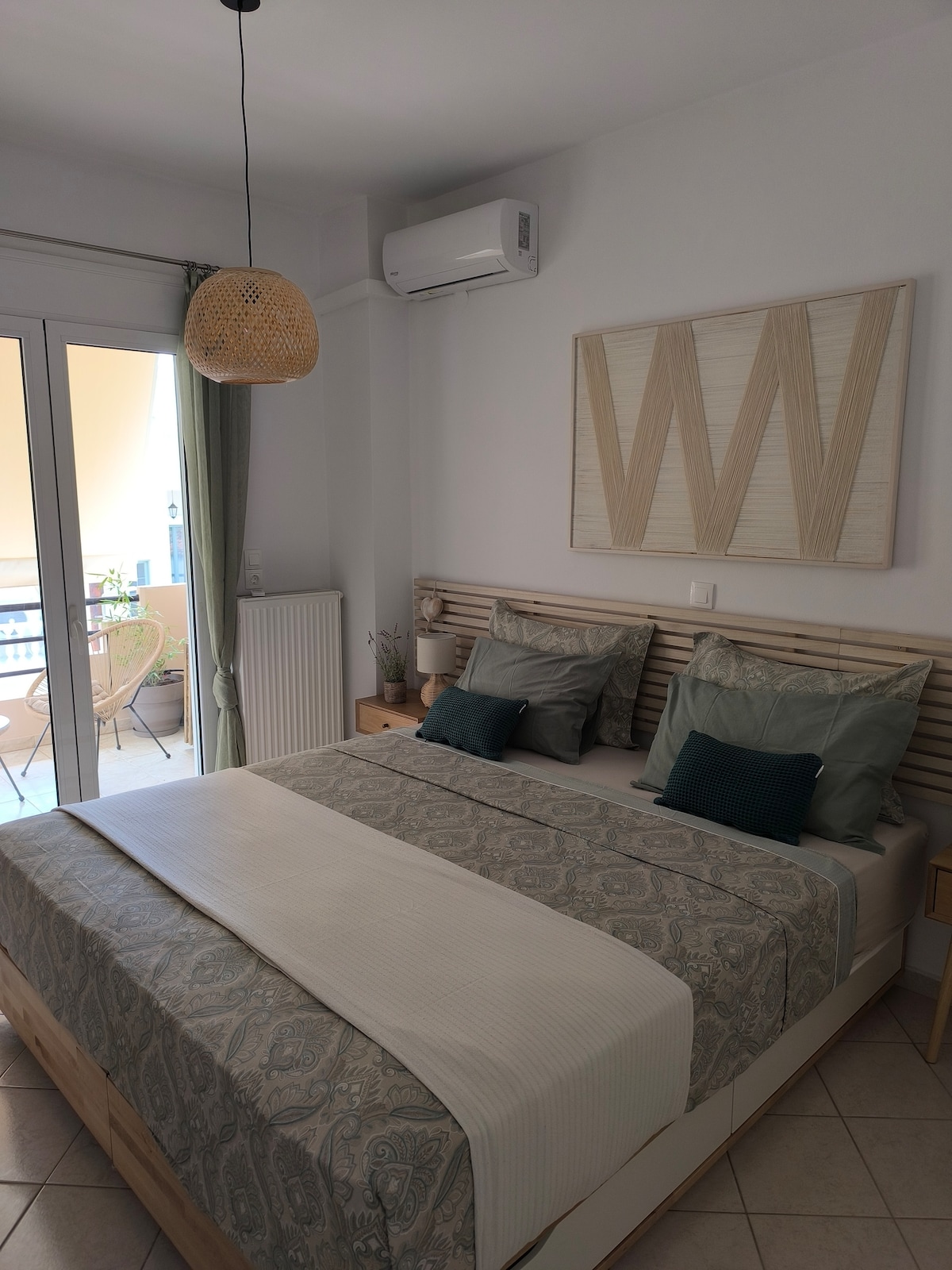 Großes Doppelbett (zu zwei Einzelbetten trennbar) mit Blick auf den Balkon