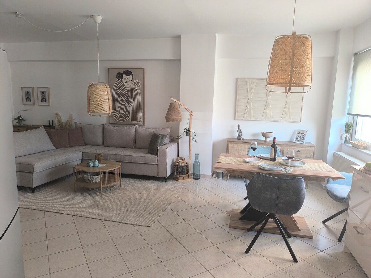 Blick ins Wohnzimmer mit Essbereich