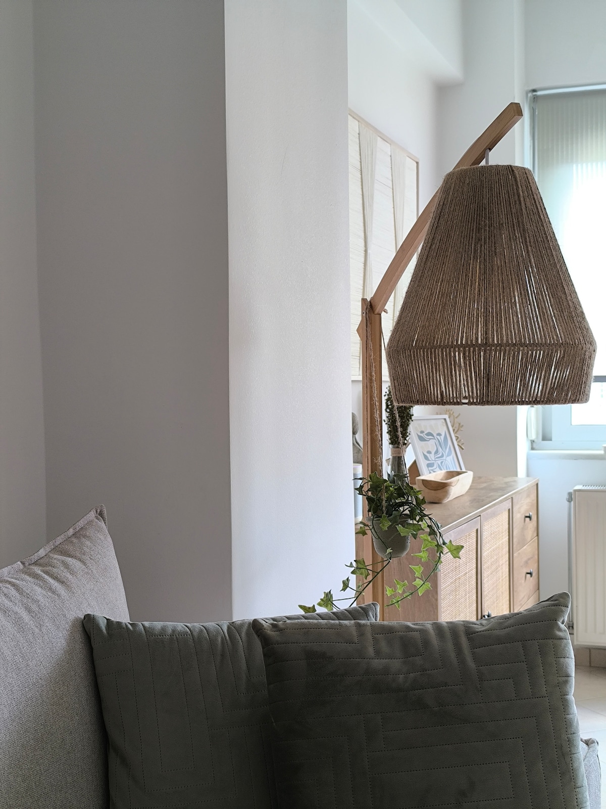 Blick von der Couch zur Anrichte mit Stehlampe