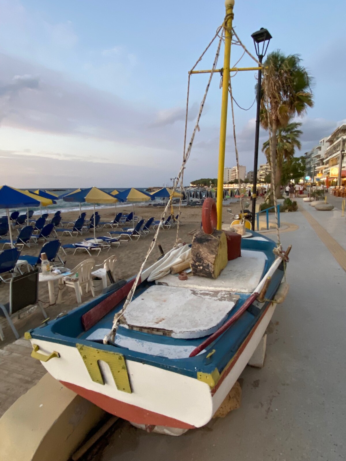 Boot am Strand von Nea Chora